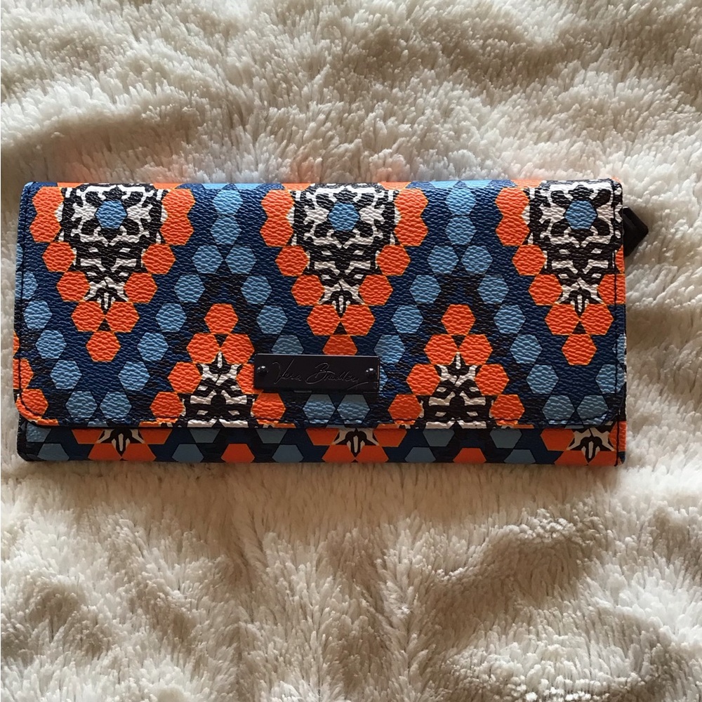 Vera Bradley Trifold Faux Leather Wallet
Geometric Print LIKE NEW CONDITION